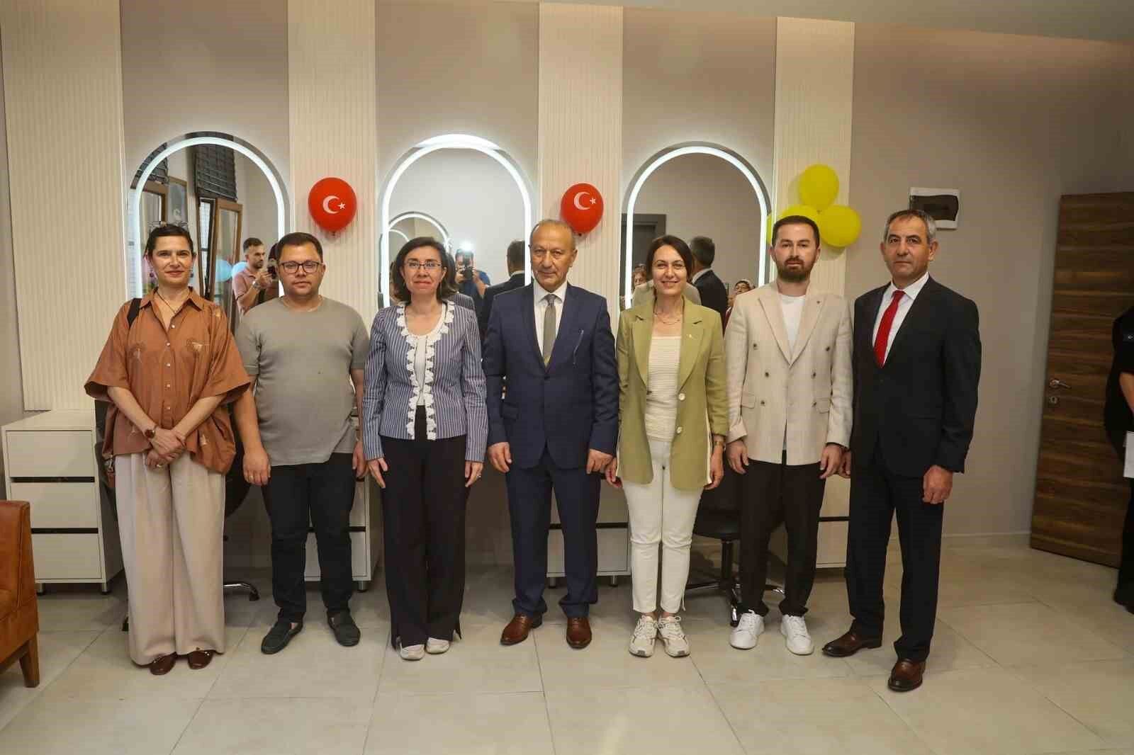 Uşak'ta Halk Kadın Kuaförü hizmete açıldı