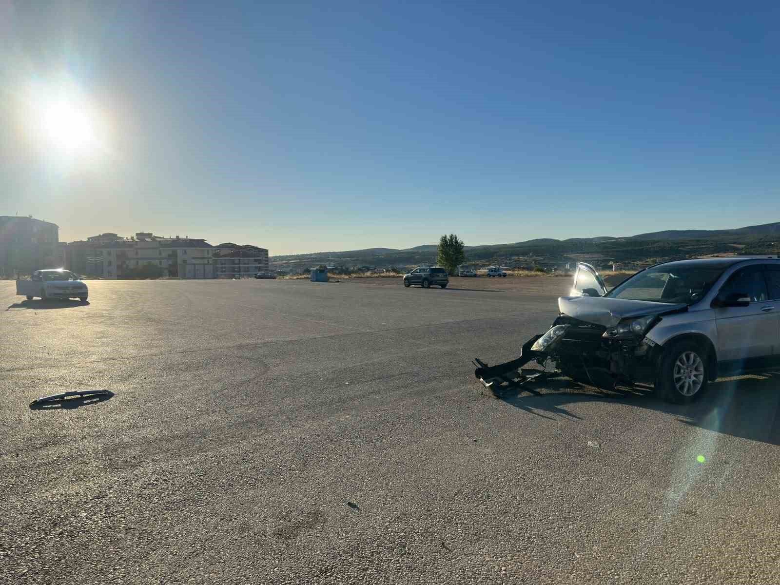Uşak'ta iki otomobil çarpıştı: 1'i çocuk 3 kişi yaralandı