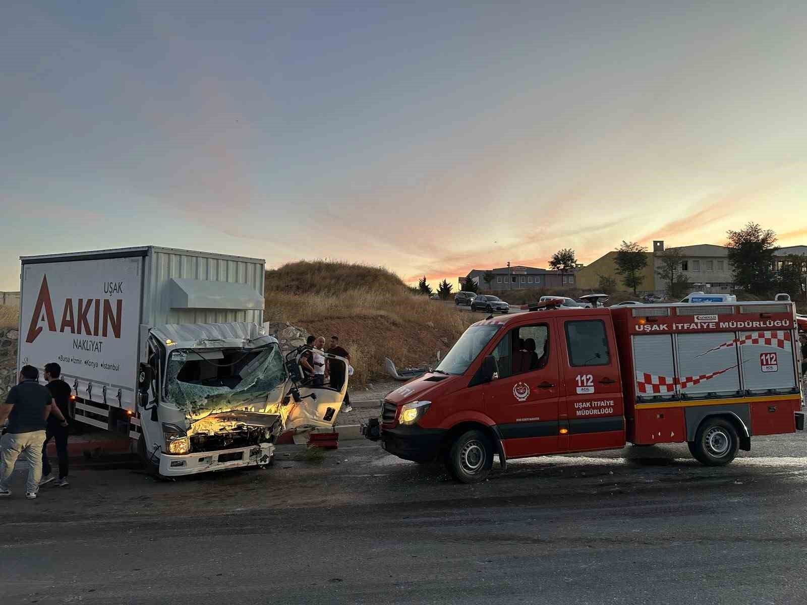 Uşak'ta itfaiye aracı ile kamyon çarpıştı: 1 ölü, 2 yaralı
