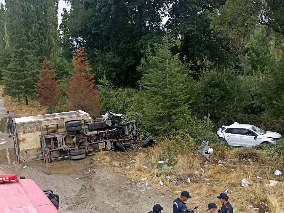 Uşak'ta kamyonet yol kenarından duran otomobile ve dışındaki abi kardeşe çarptı: 3 ağır yaralı
