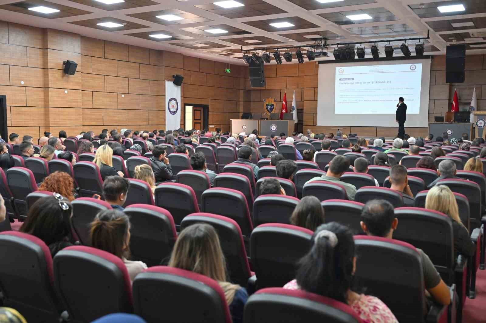 Uşak'ta okul bahçe görevlilerine güvenlik ve acil durum eğitimi verildi