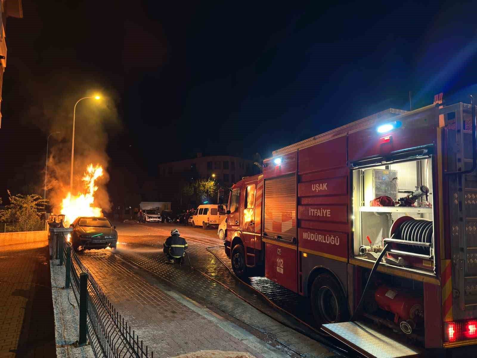 Uşak'ta park halindeki otomobilde çıkan yangın söndürüldü