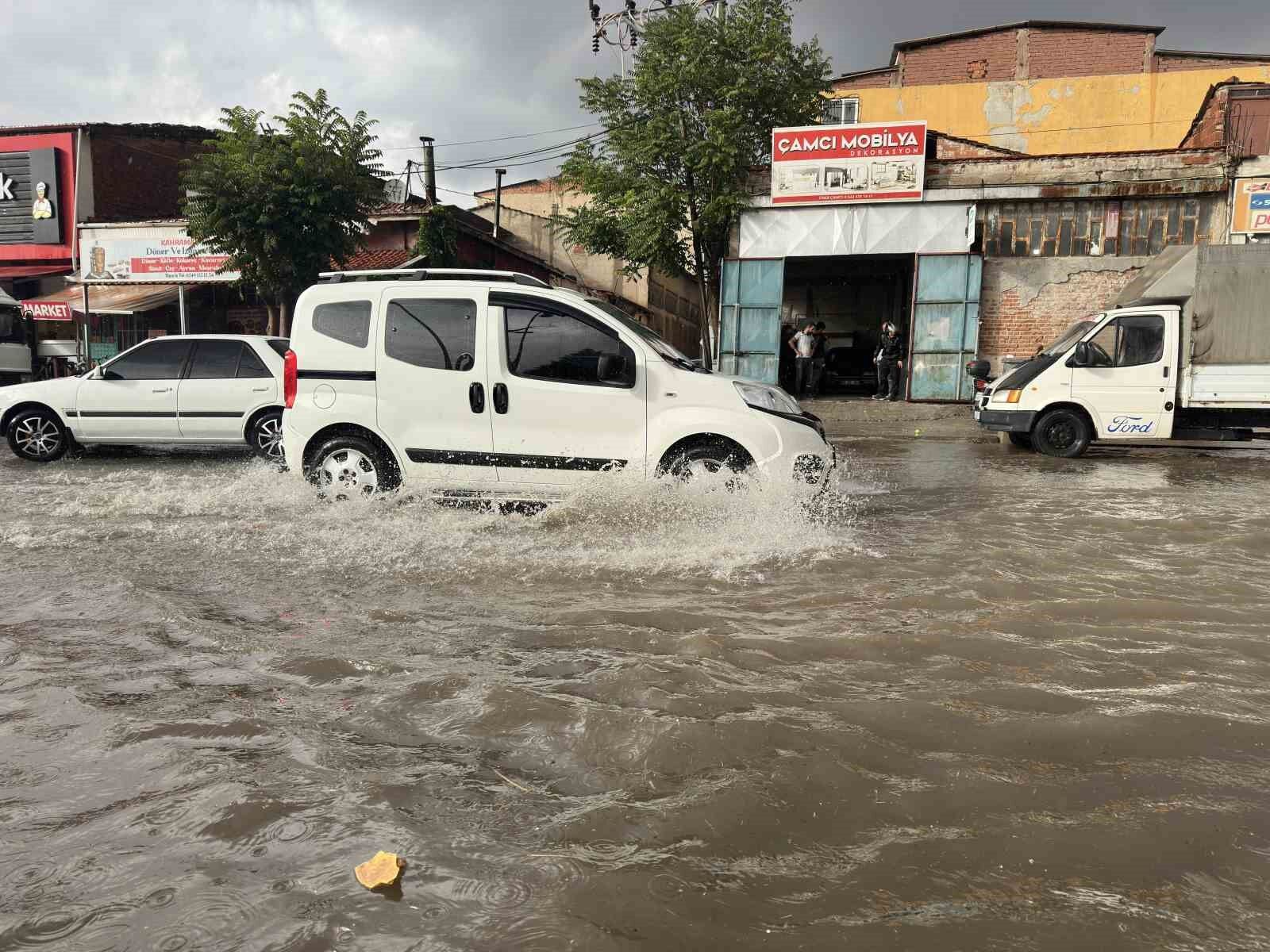 Uşak'ta sağanak yolları göle çevirdi