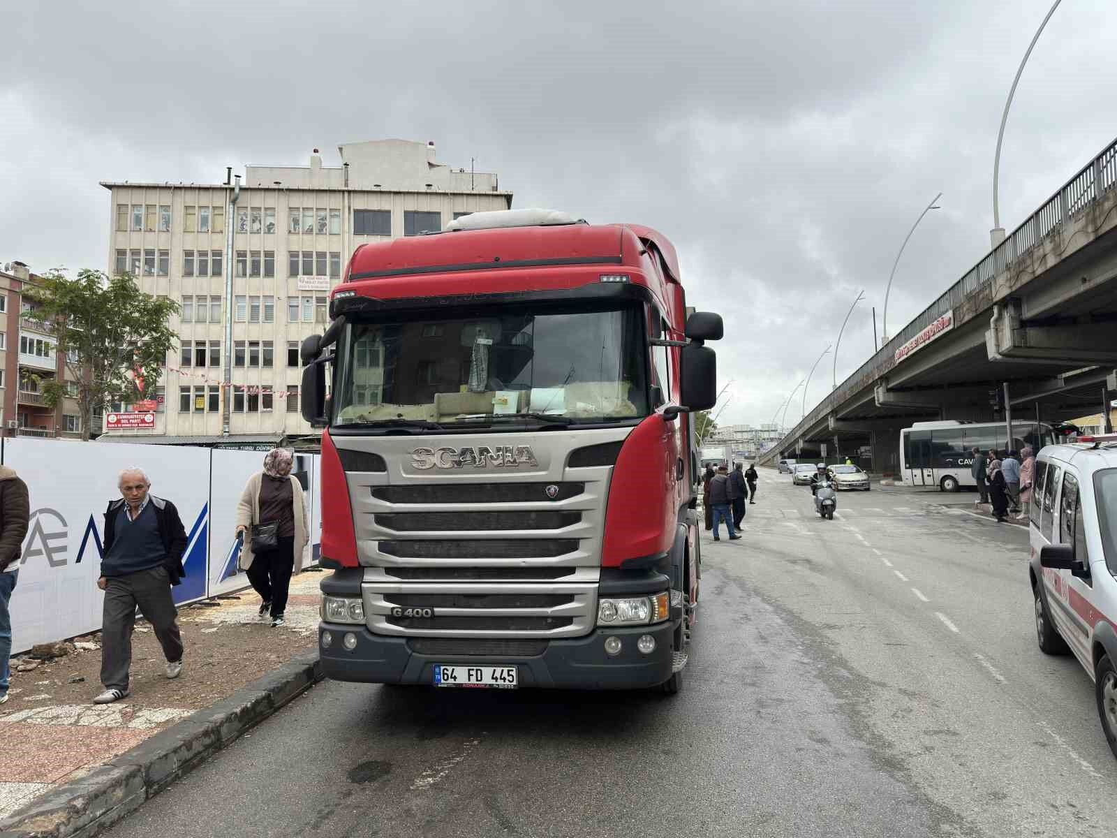 Uşak'ta tırın çarptığı yaya yaralandı