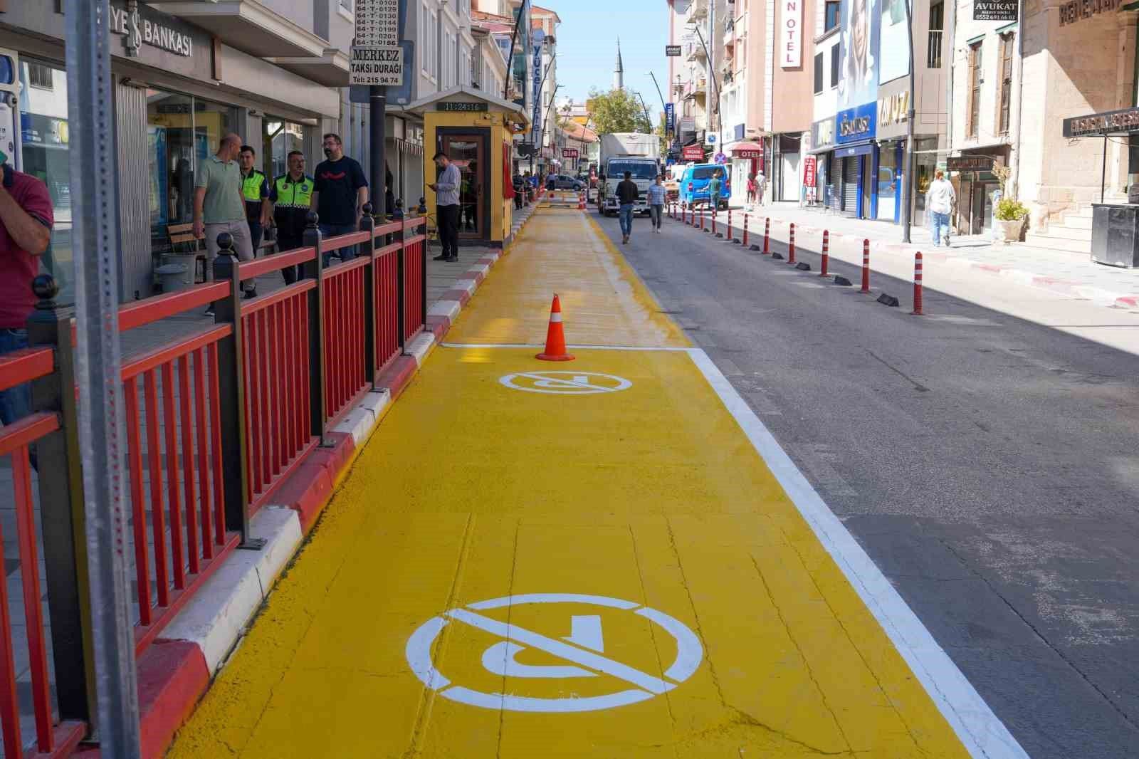 Uşak'ta yol çizgileri yenileniyor