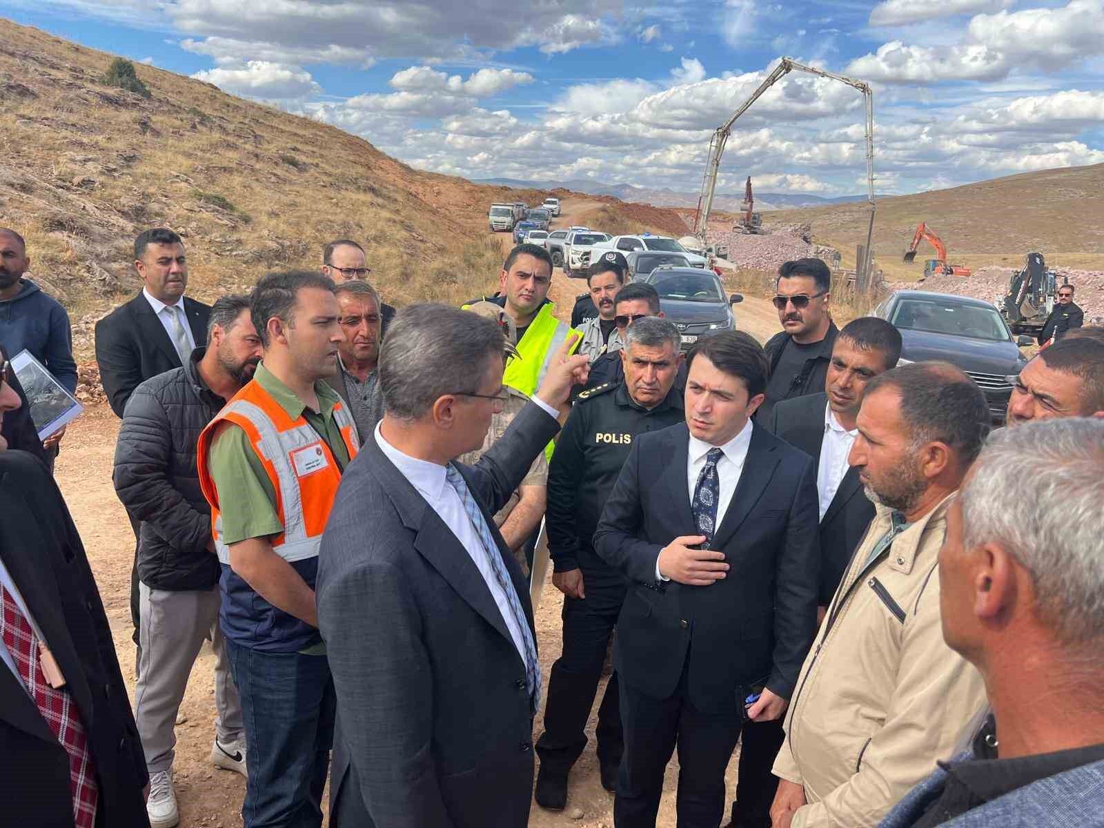 Vali Aydın Baruş'tan Tekman'a çıkarma: Yatırımları inceledi, vatandaşla buluştu