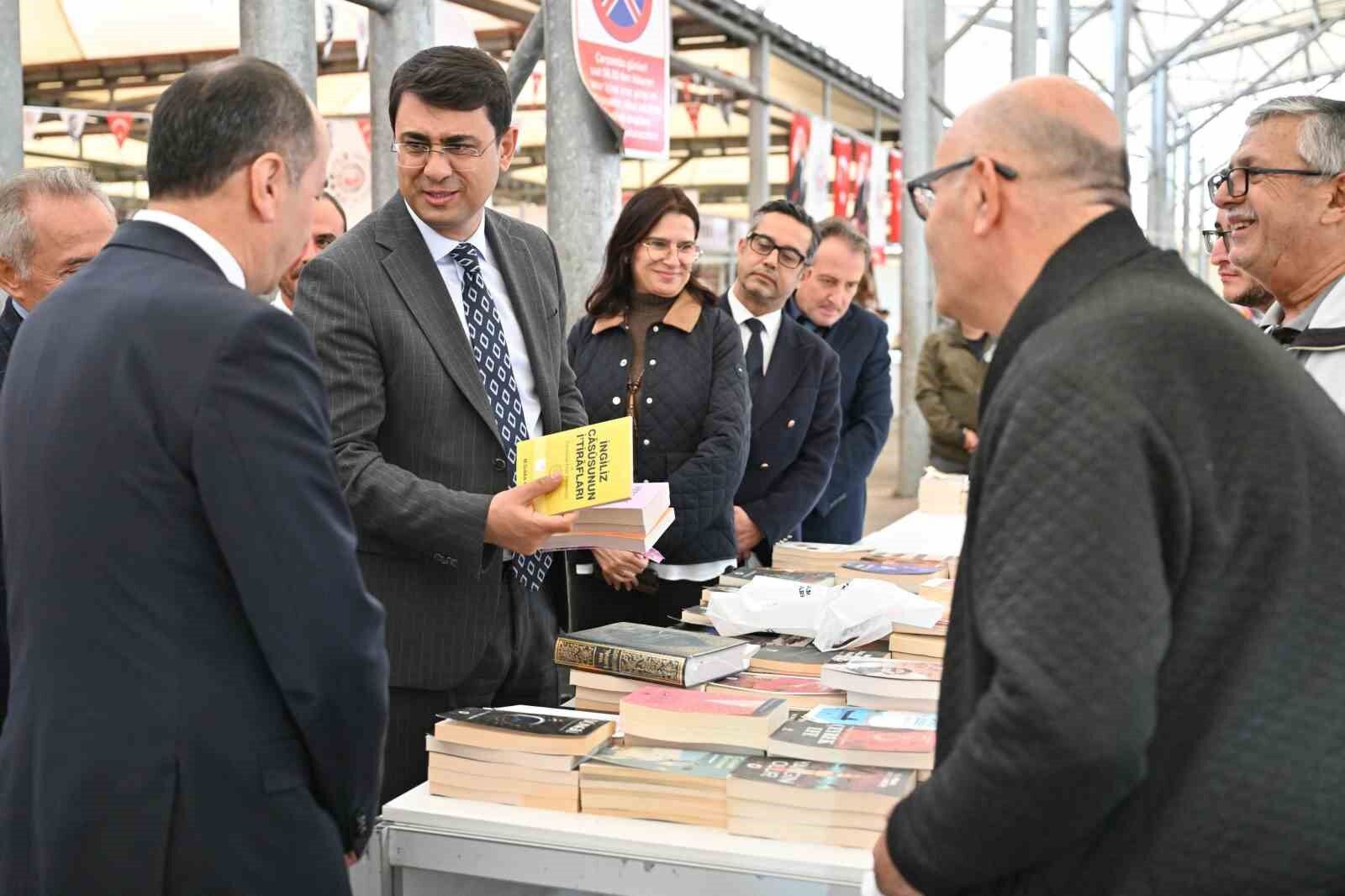 Vali Kartal, Uşak Kitap Fuarı'nı ziyaret etti