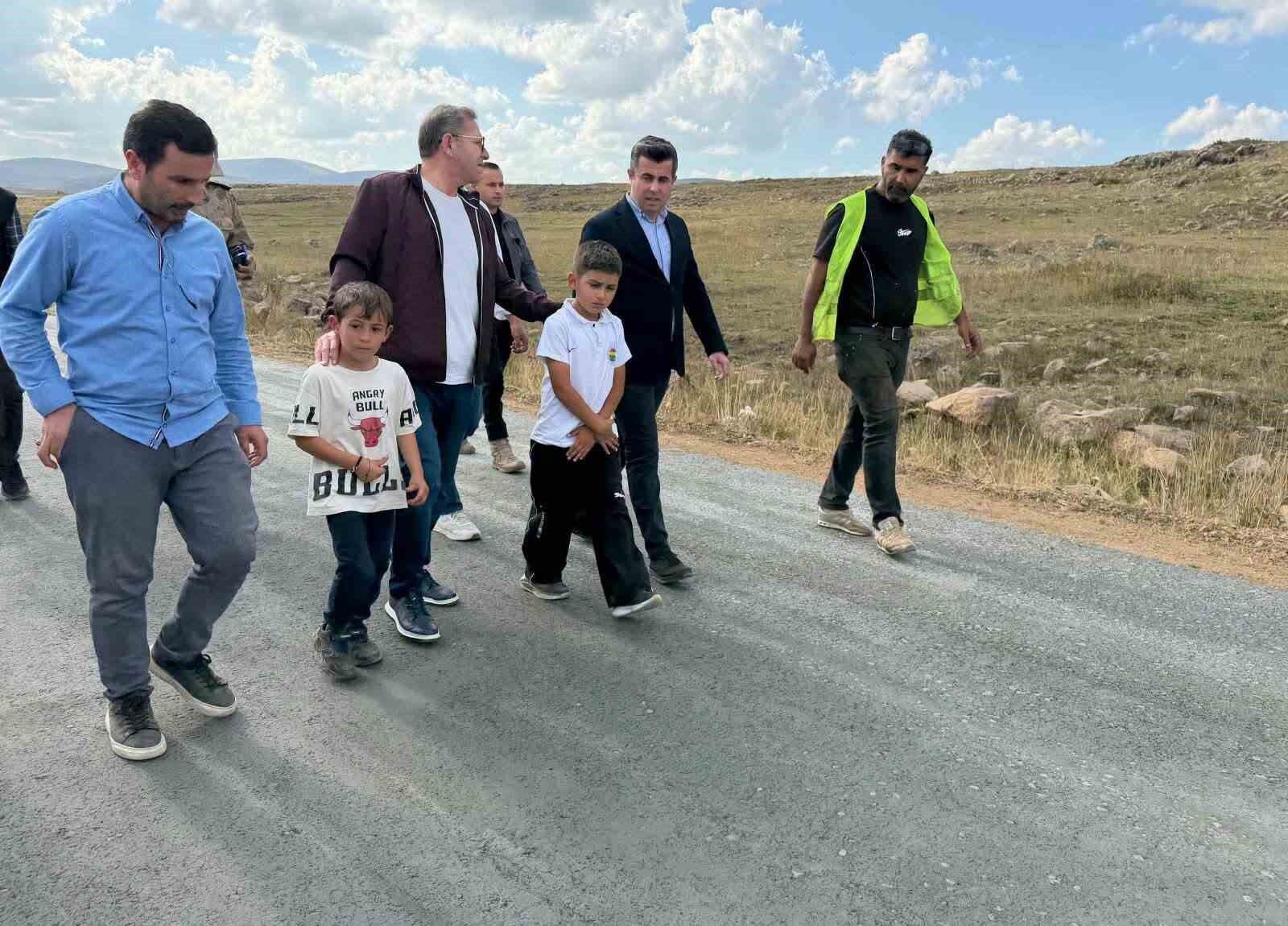 Vali Polat köy yollarını inceledi, çocuklar yalnız bırakmadı