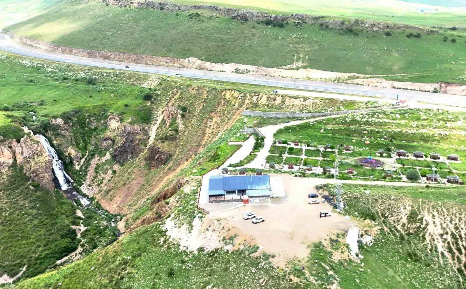 Vali Polat, Susuz Şelalesi'nde vatandaşlarla bir araya geldi
