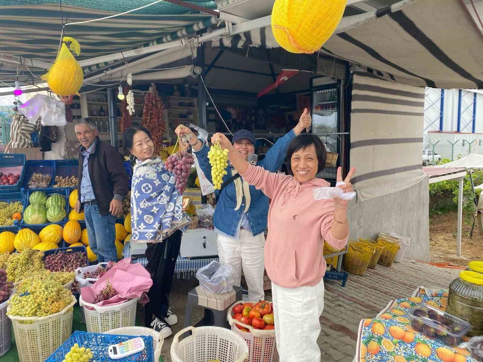 Venezüellalı turistler Sarıgöl üzümlerine hayran kaldı