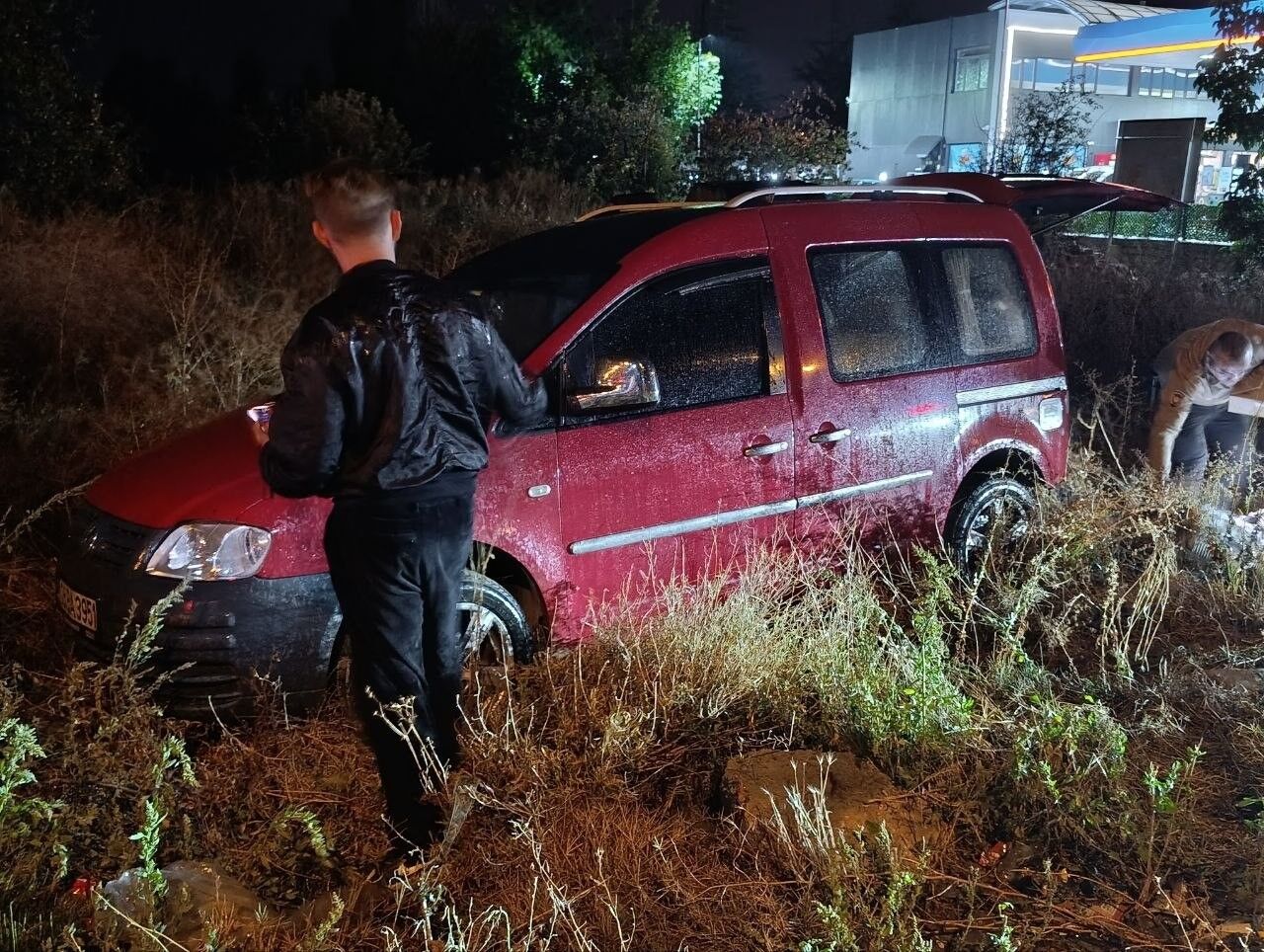 Yağışlı havada yoldan çıkan hafif ticari araç devrildi: 2 yaralı