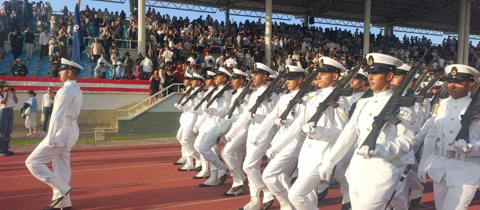 Yalova'da 456 deniz astsubayının mezuniyet coşkusu