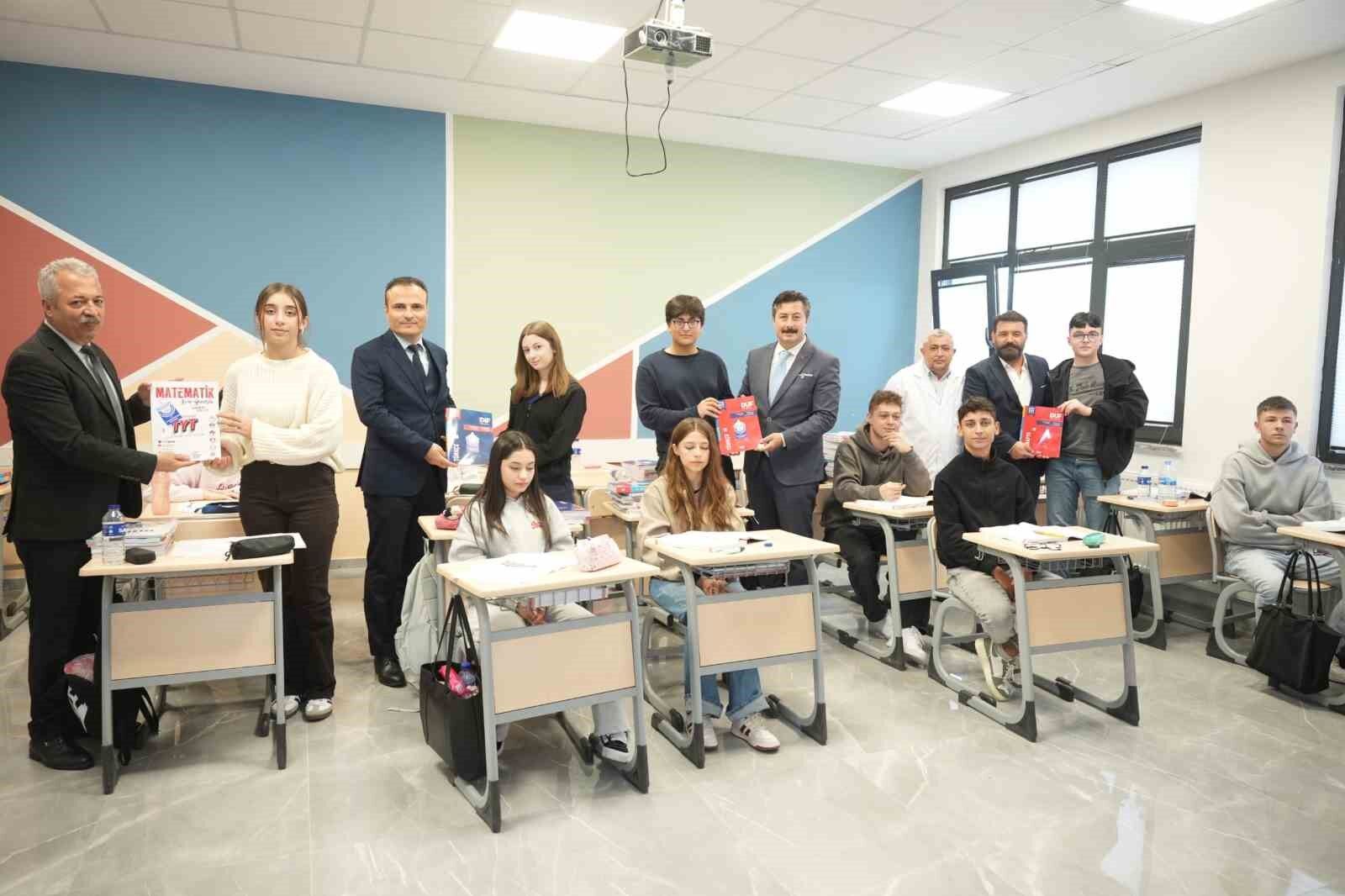 Yenişehir'de üniversite adaylarına 3 bin kitap desteği