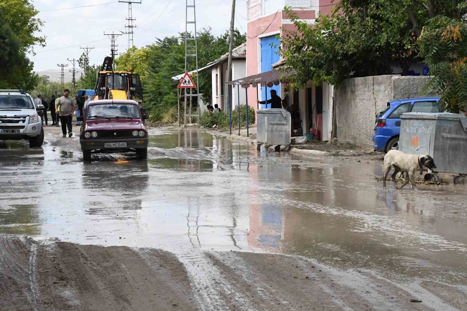 Yozgat'ta iki saatlik sağanak sele dönüştü: Evler, bahçeler ve tarım arazileri zarar gördü