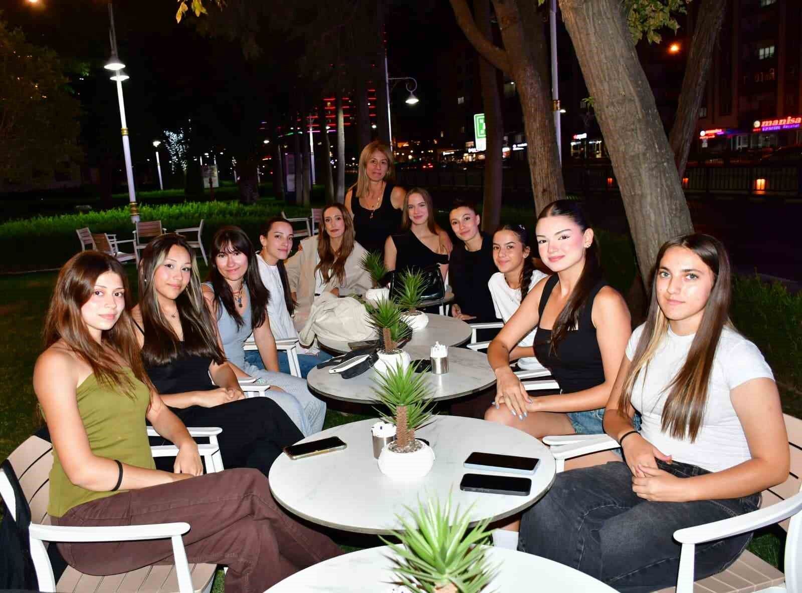 Yunusemre'nin sultanları üst sıraları hedefliyor