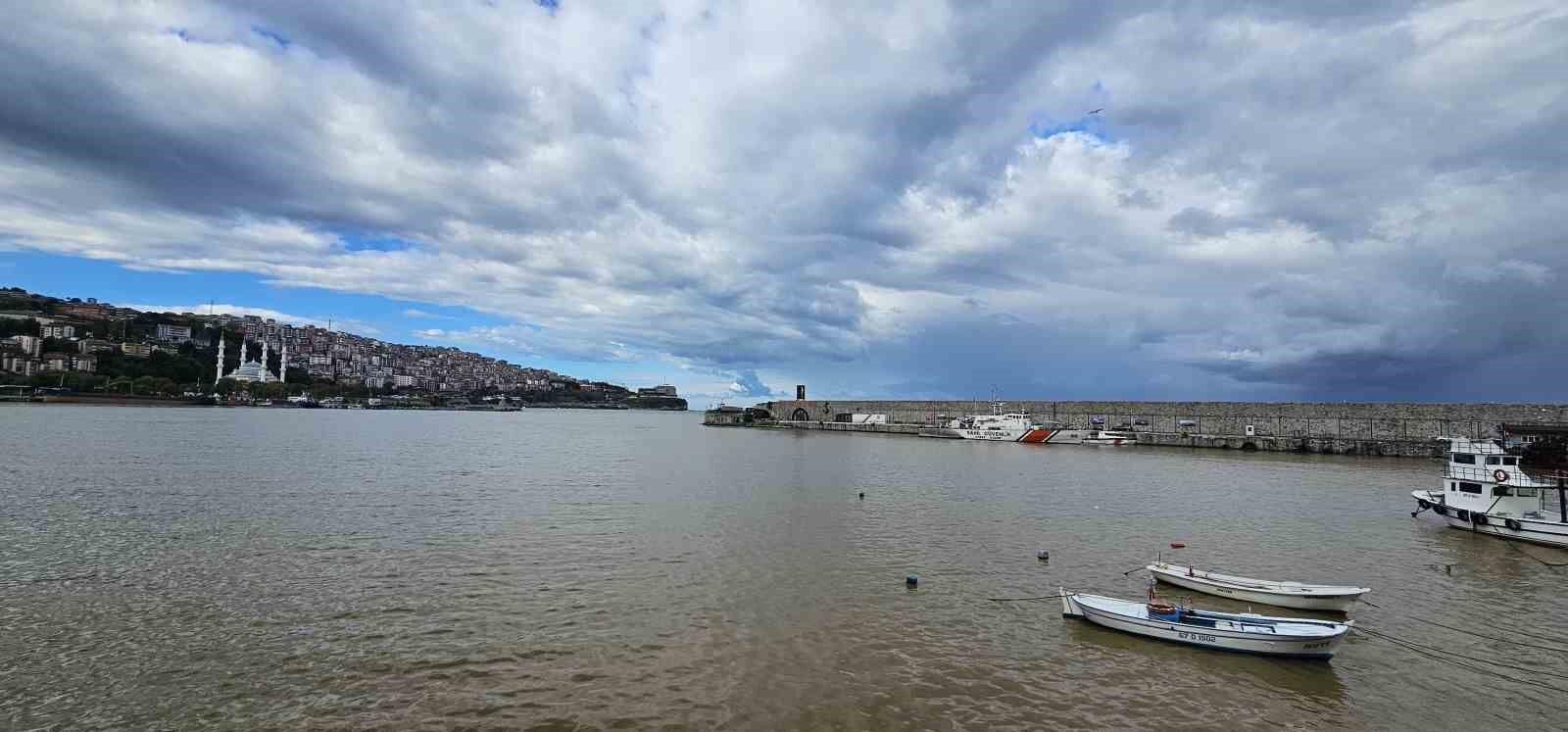 Zonguldak'ta liman çamura bulandı