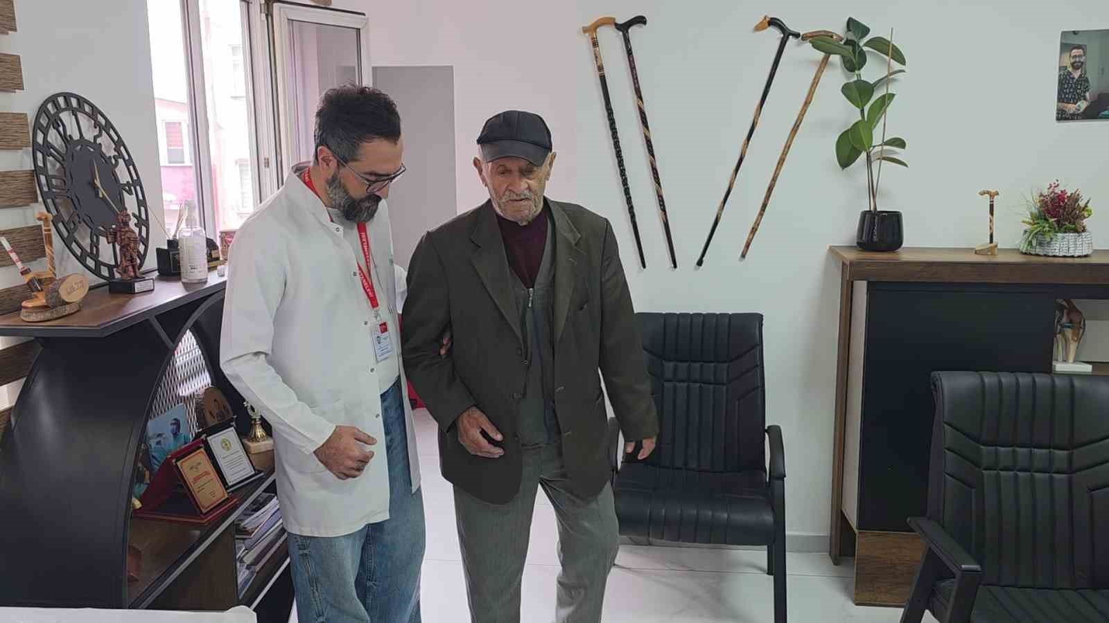 72 yaşındaki emekli madenci, yapay deri işlevi gören materyalle ayağa kalktı