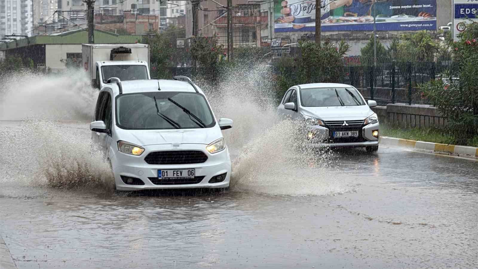 Adana'da yollar göle döndü