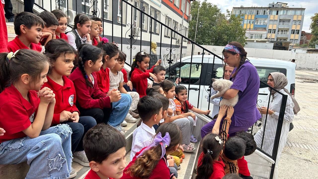 Adıyaman Belediyesi'nden çocuklara hayvan sevgisi buluşması