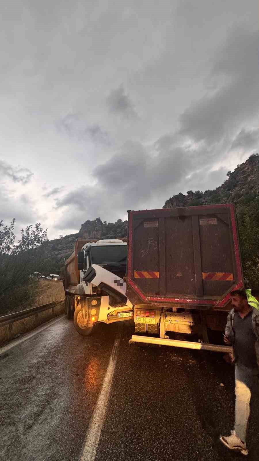 Adıyaman'da iki kamyon çarpıştı: 2 yaralı