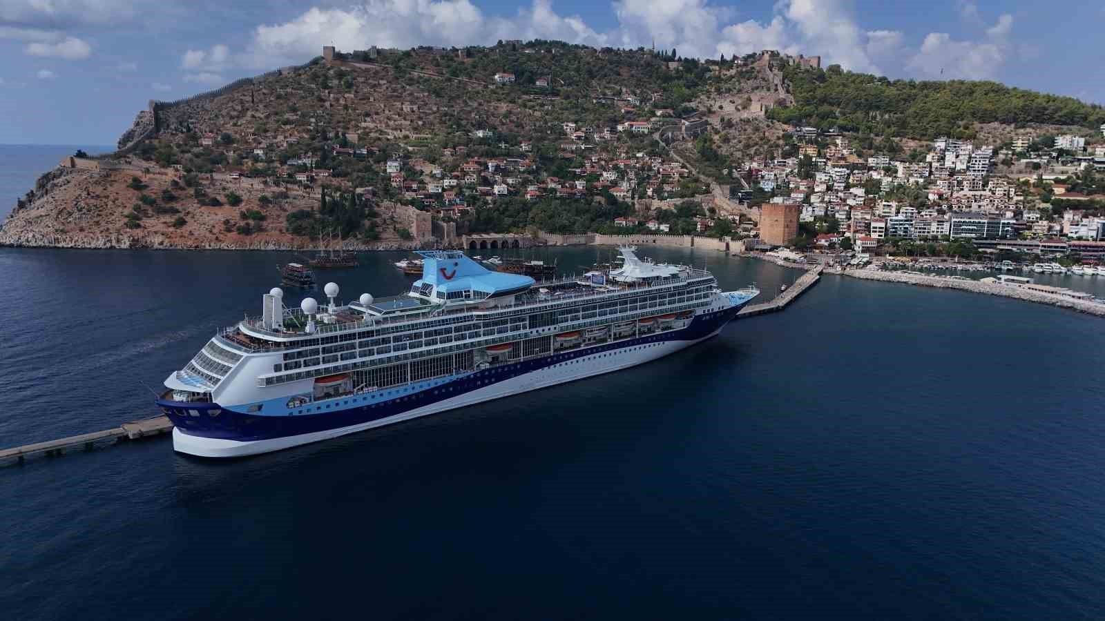 Alanya'ya 2026 yılında 10 kruvaziyerlerle 12 bin 876 turist geldi