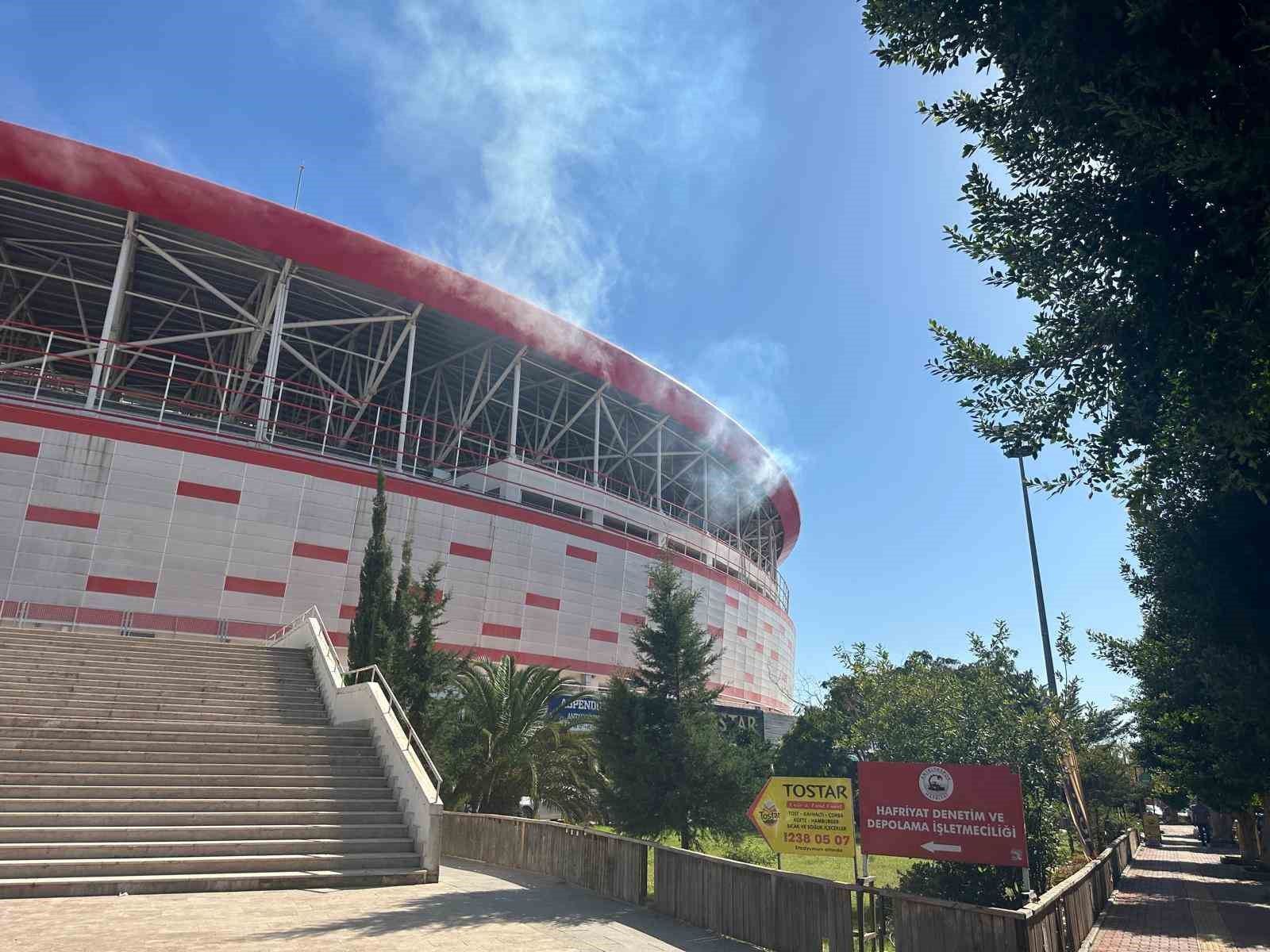 Antalya Stadyumu'nda işletmenin bacasından çıkan yoğun duman itfaiyeyi alarma geçirdi