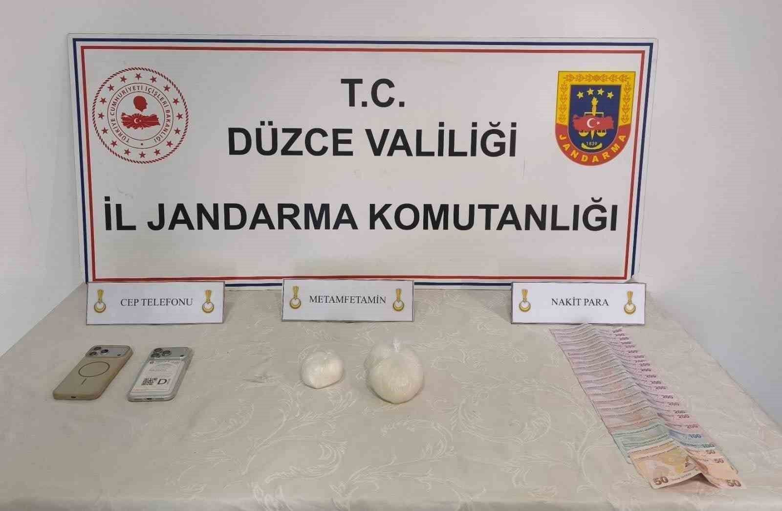 Araçta gizli bölmede uyuşturucuya 2 gözaltı