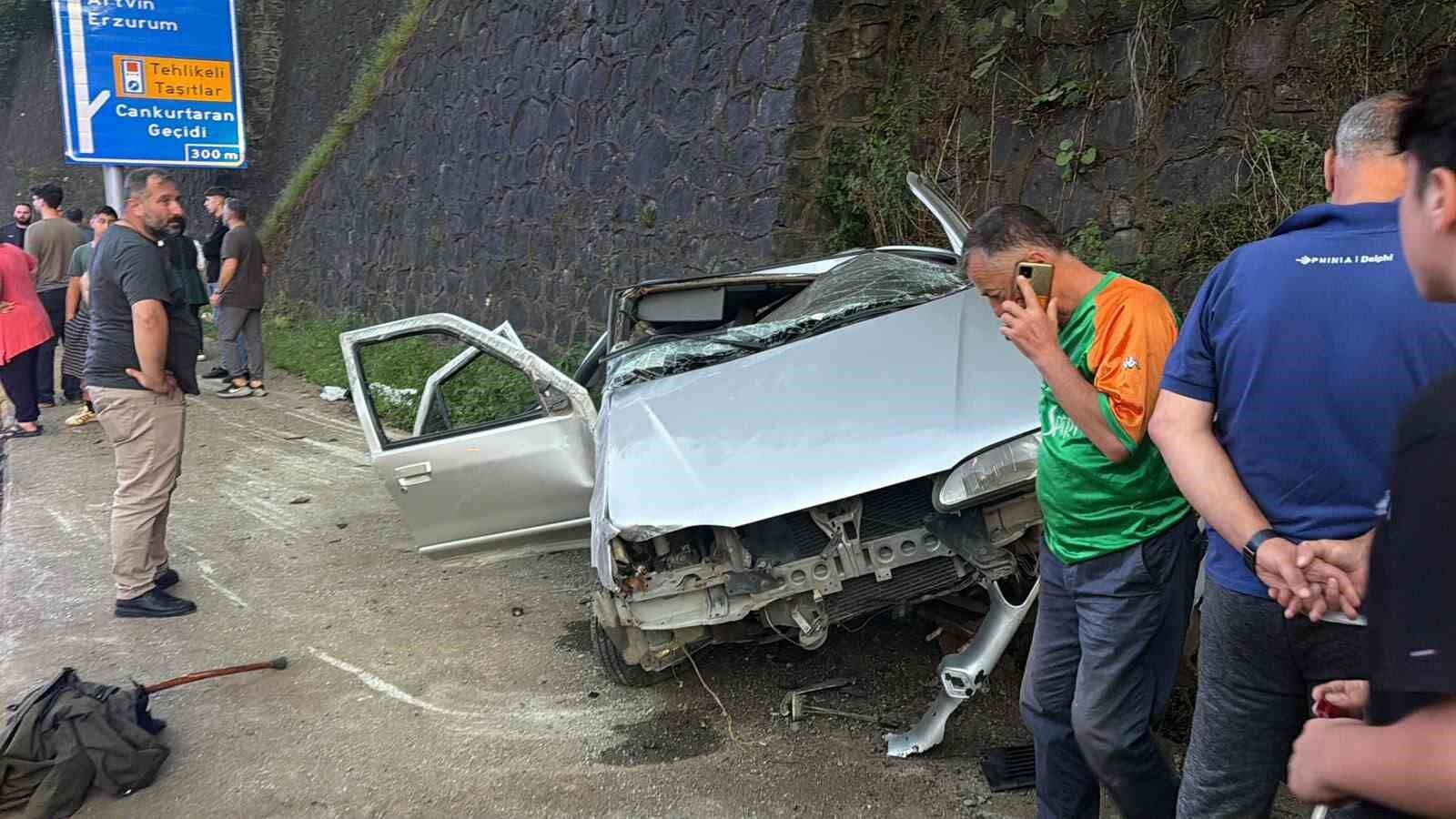 Artvin'de cenaze dönüşü kaza: 2 yaralı