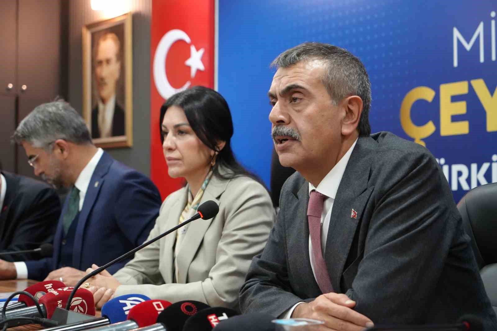 Bakan Tekin: 'Sahtekarlara, hırsızlara sahip çıkan bir muhalefetle karşı karşıyayız'