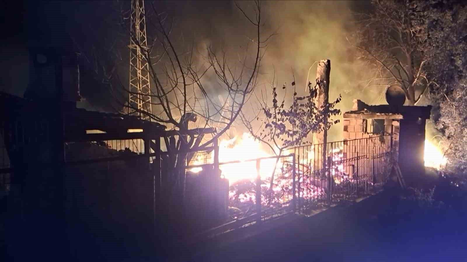 Bungalov yangını korkuttu, alevler ormana sıçramadan söndürüldü