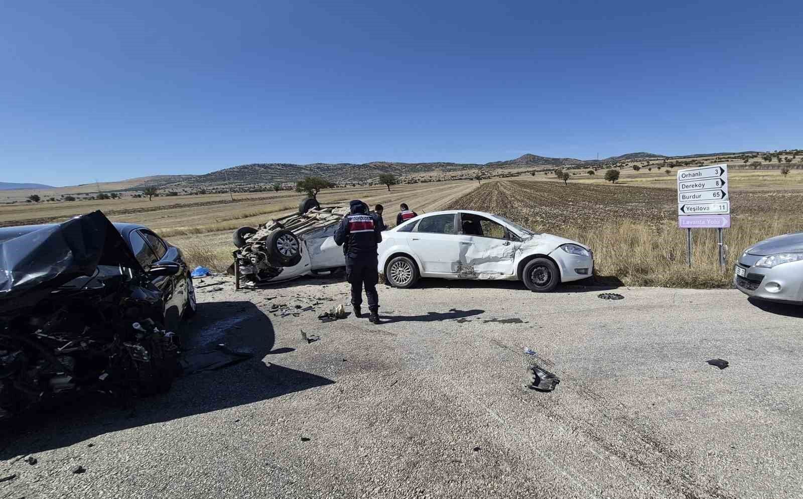 Burdur'da 3 aracın karıştığı kazada 1 kişi hayatını kaybetti, 7 kişi yaralandı