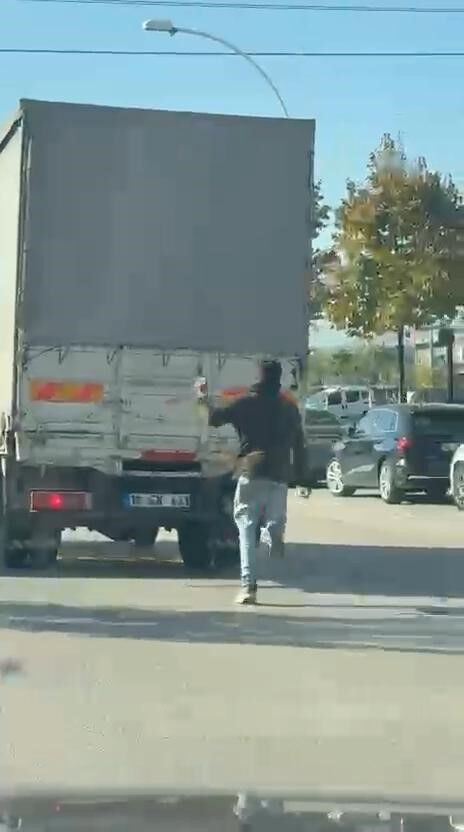 Bursa'da kamyonetin arkasına çıktı, canını hiçe saydı