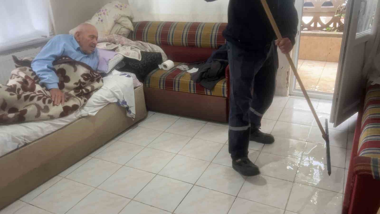 Bursa'da yağmur suları apartmanları bastı: 90 yaşındaki vatandaş mahsur kaldı
