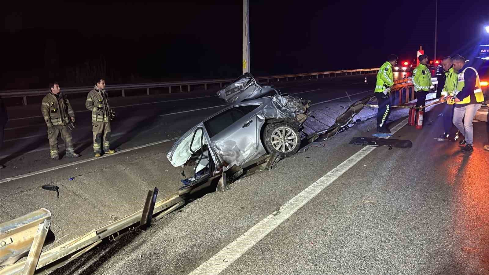 Çanakkale'de otomobil paramparça oldu: 2 kişi hayatını kaybetti