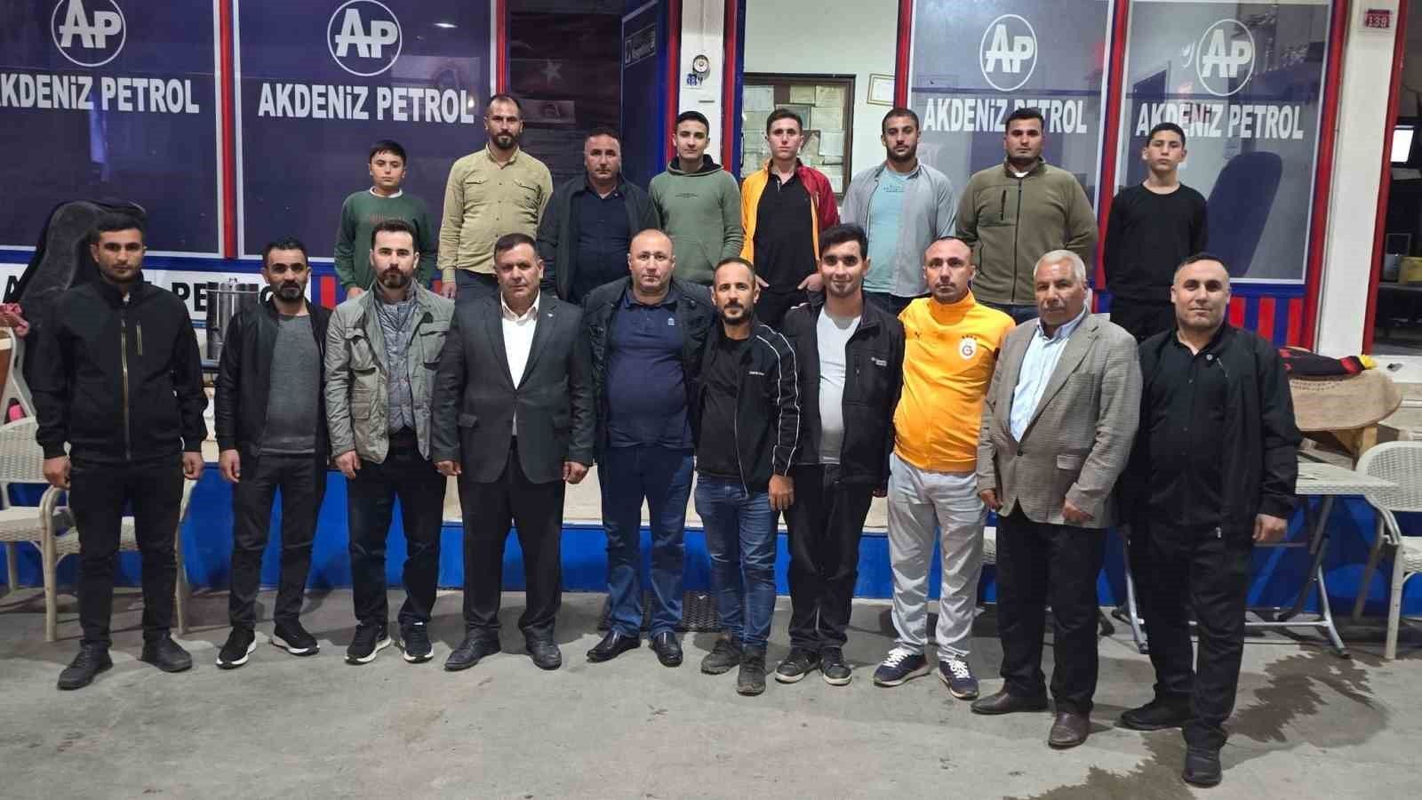 Çermikli iş adamı gençlere 300 forma dağıttı