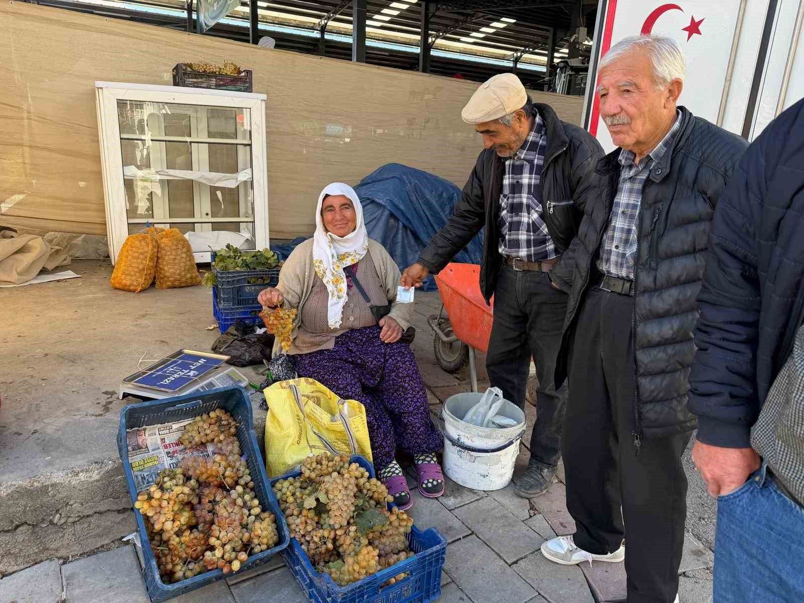 Çivril'in meşhur Koçak üzümü tezgâhlarda
