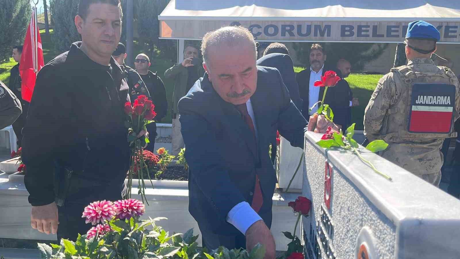 Çorum'da şehitler kabirleri başında dualarla anıldı