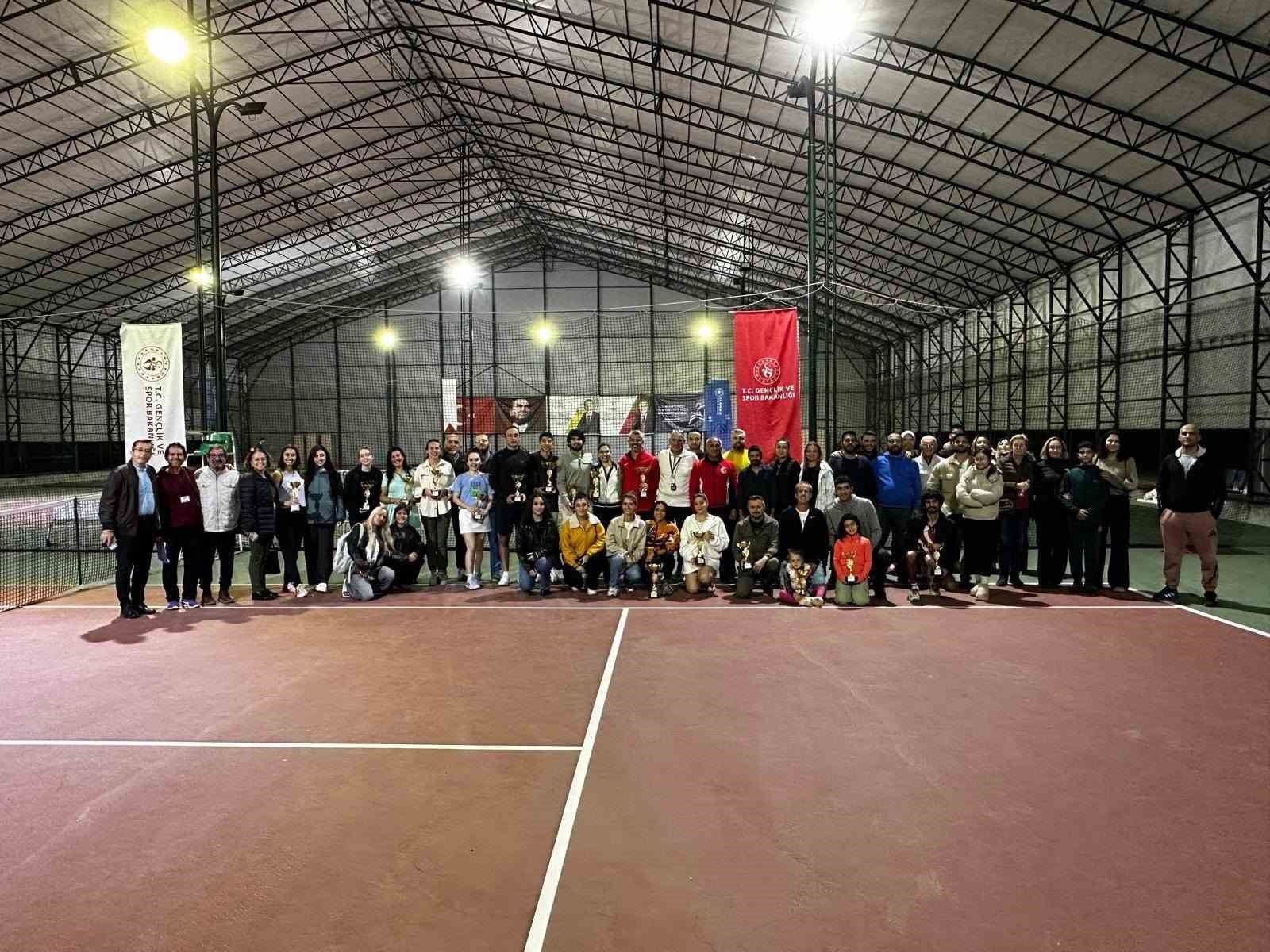 Cumhuriyet Bayramı coşkusu Aydın'da tenis kortlarına taşındı