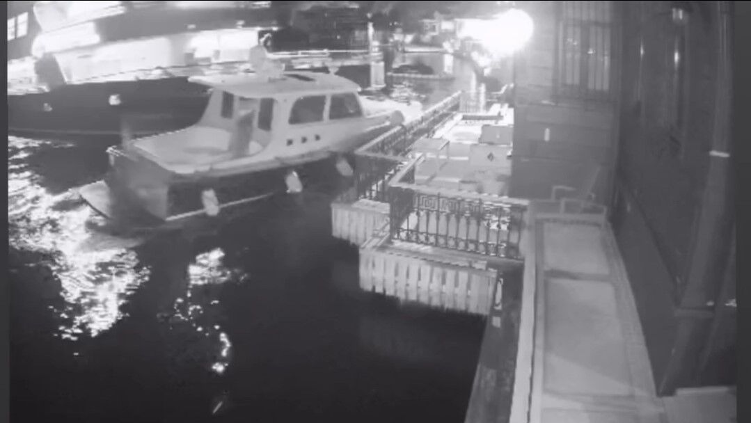 Derin Mermerci'nin Boğaz'da bulunan tarihi yalısına yolcu vapuru çarptı... O anlar kamerada