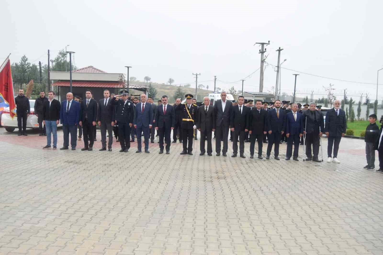 Dicle'de 29 Ekim Cumhuriyet Bayramı kutlamaları çelenk sunma töreniyle başladı