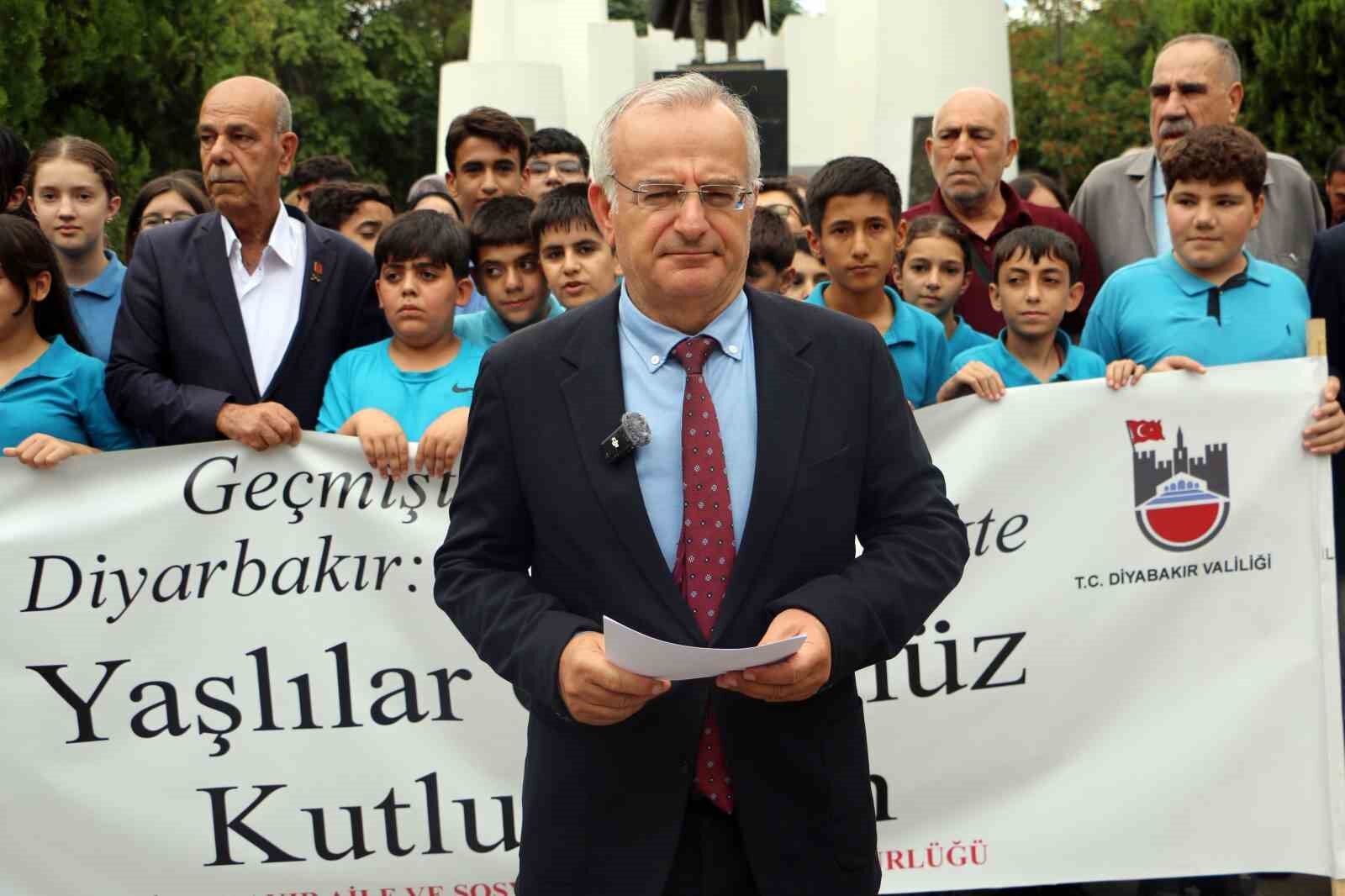 Diyarbakır'da 1 Ekim Dünya Yaşlılar Günü için anlamlı yürüyüş
