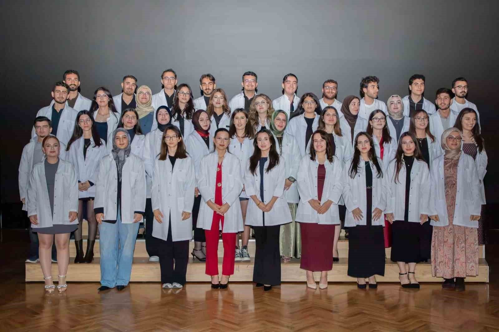 EBYÜ'de diş hekimliği öğrencileri beyaz önlüklerini giydi