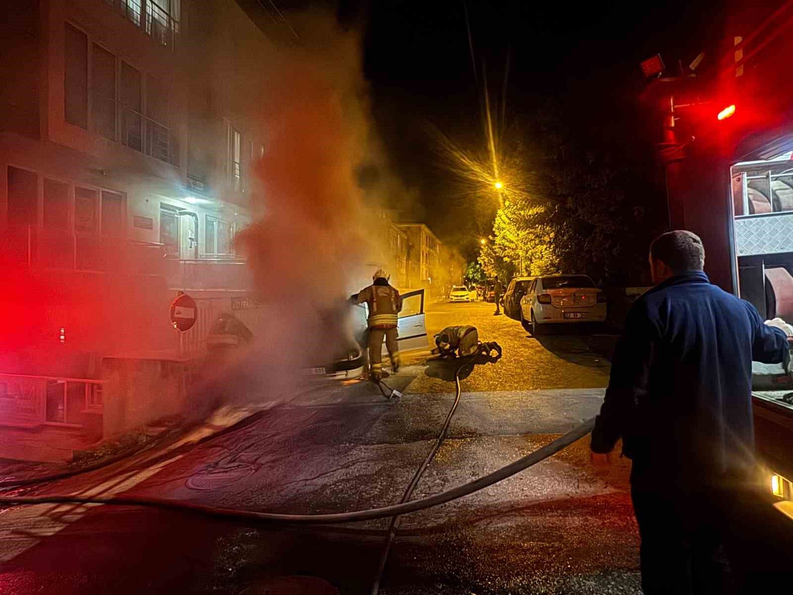 Edirne'de park halindeki otomobil alevlere teslim oldu