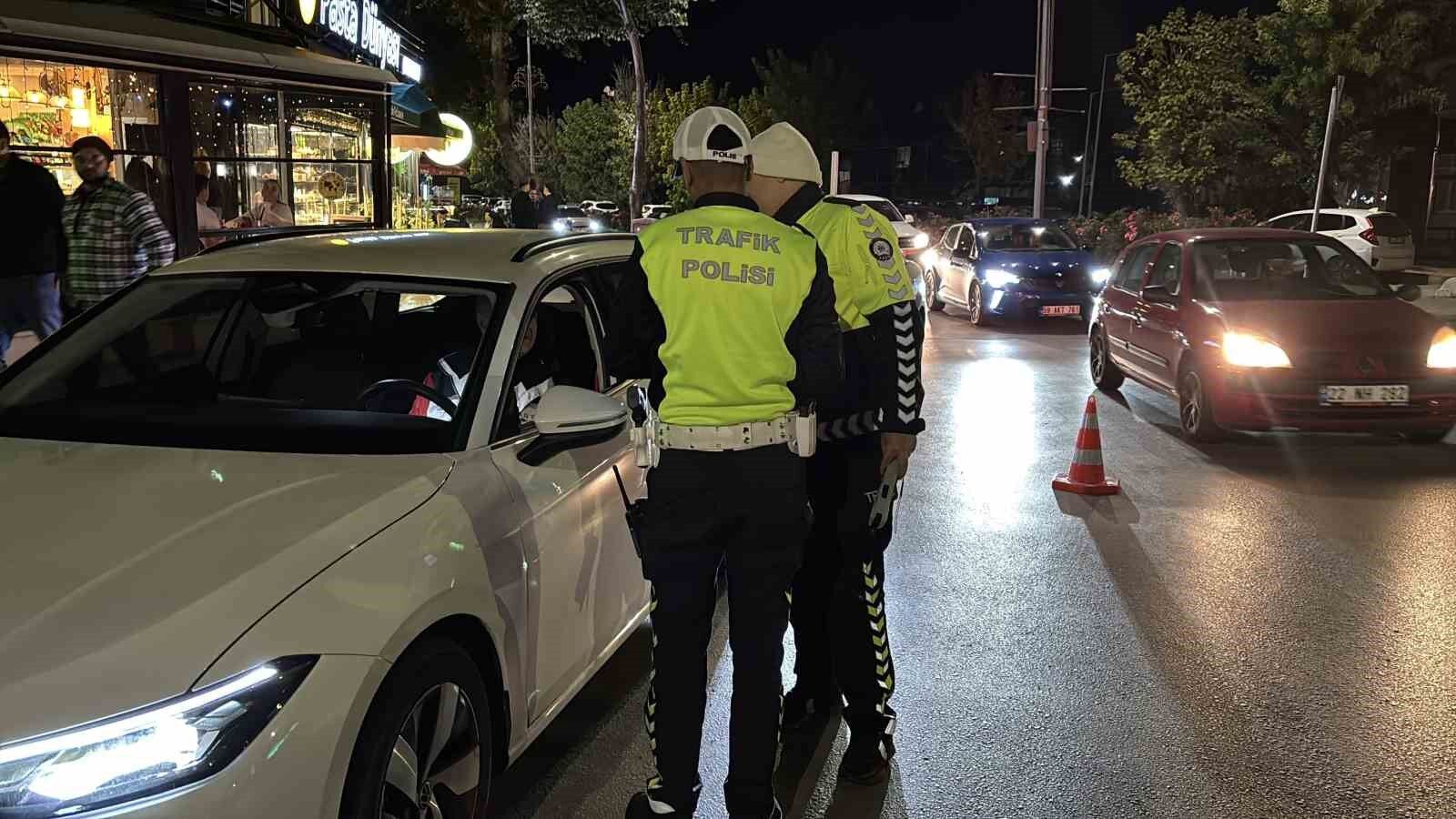 Edirne'de trafik denetiminde ehliyetinin süresinin dolduğunu öğrenen sürücü: 'Güzel bir doğum günü hediyesi oldu'