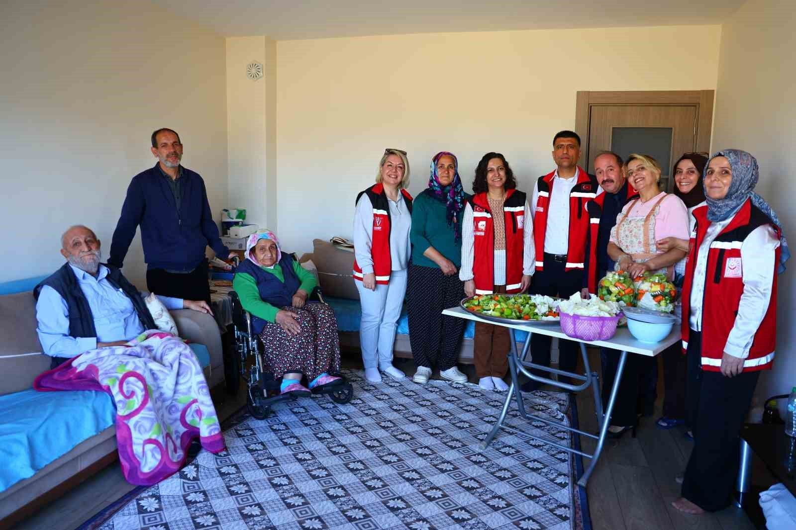 Elazığ'da 84 yaşındaki Özbay çiftine 'İyilik Var' projesi kapsamında kışlık destek