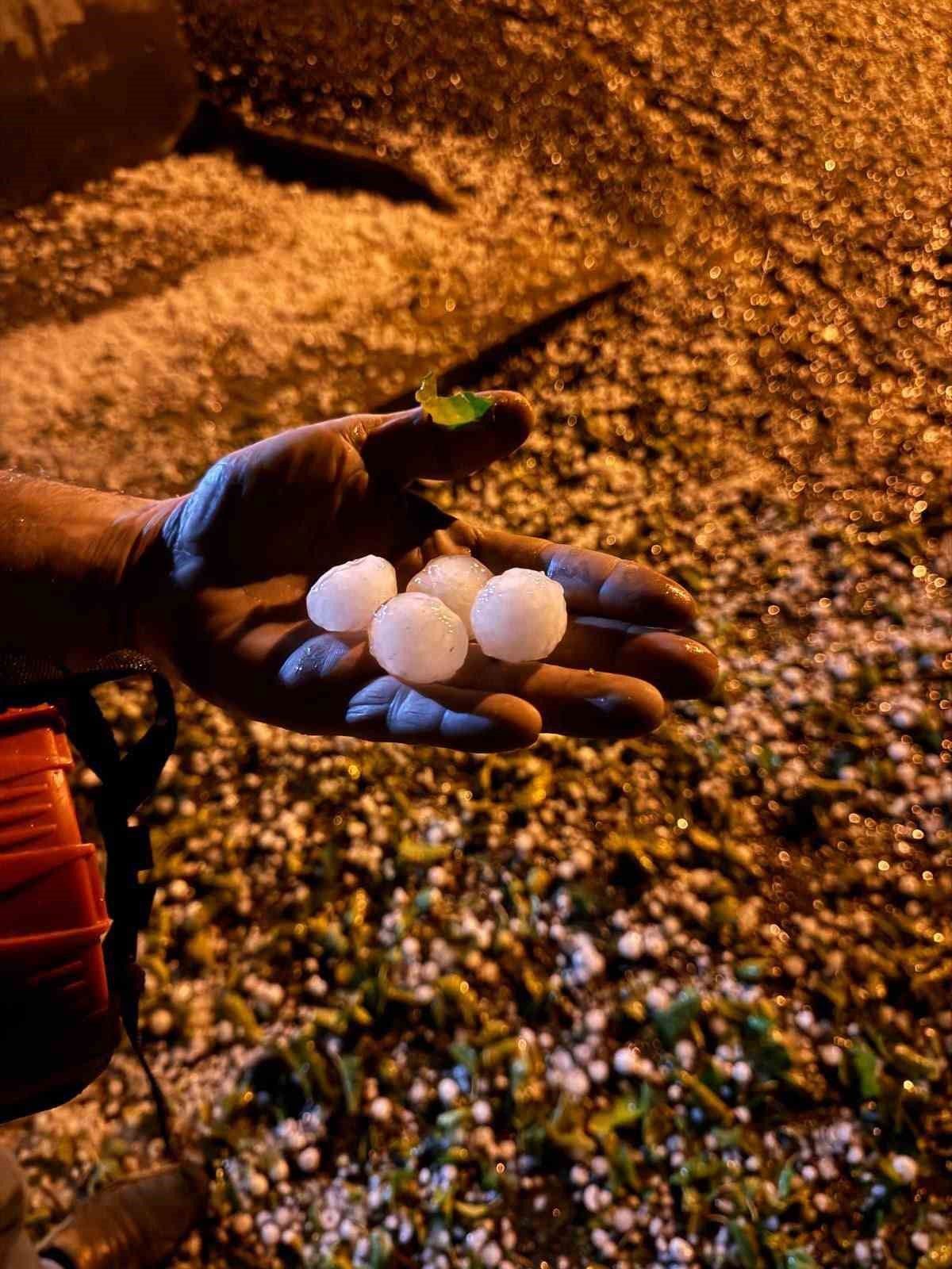 Elazığ'da ceviz büyüklüğünde dolu yağdı