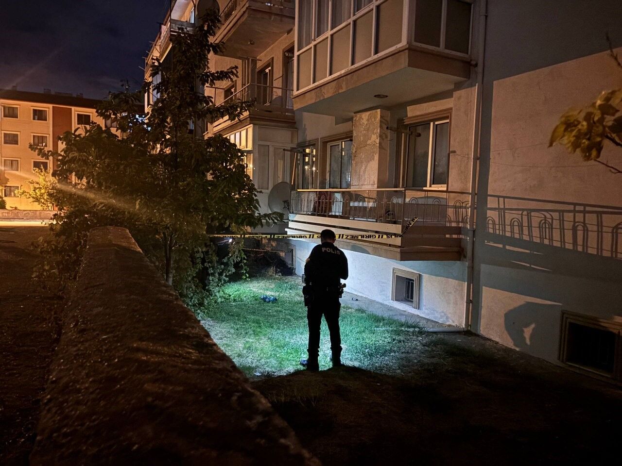 Erzincan'da 4. kattan düşen 77 yaşındaki kadın hayatını kaybetti