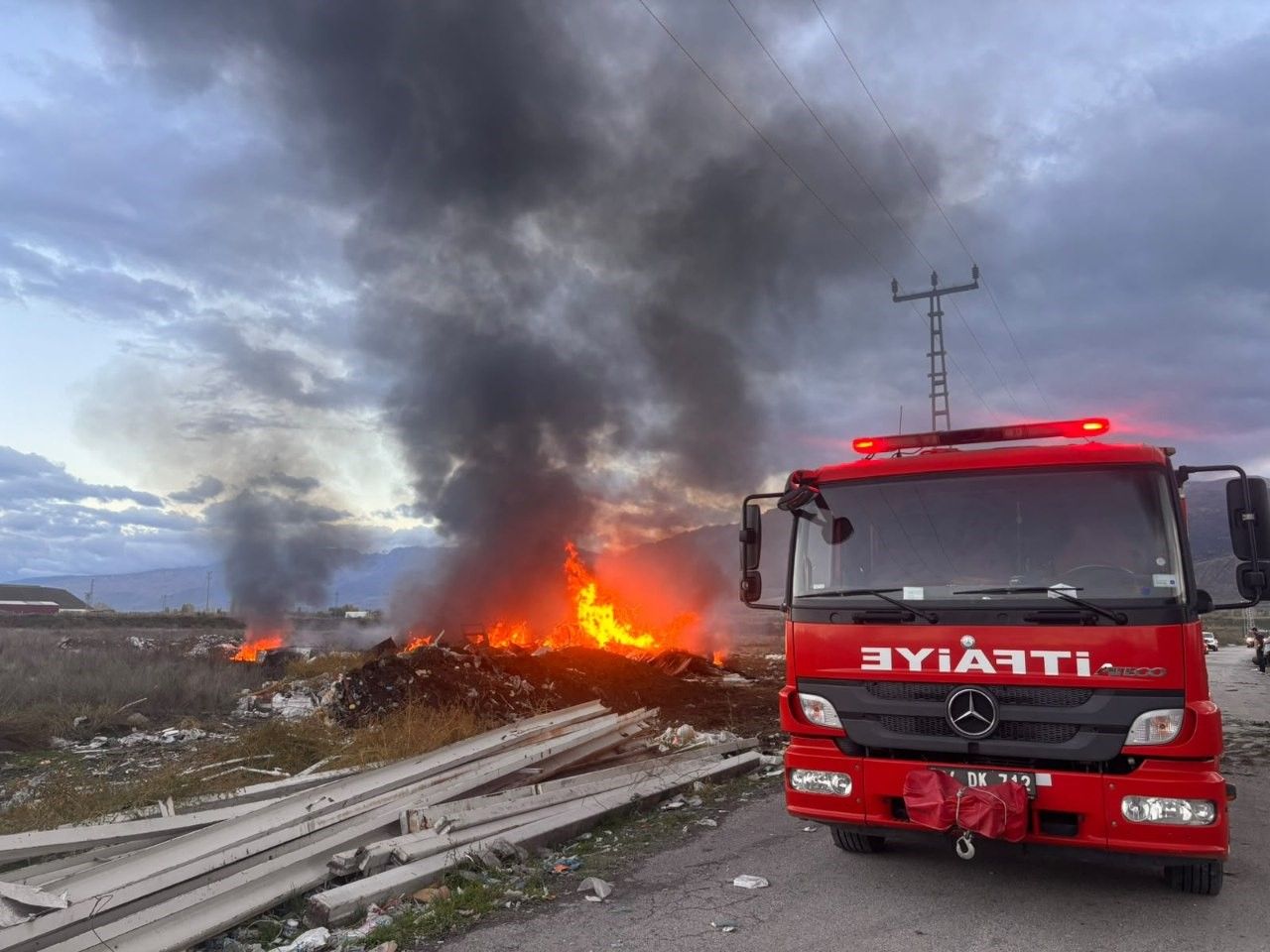 Erzincan'da hurdalık yangını