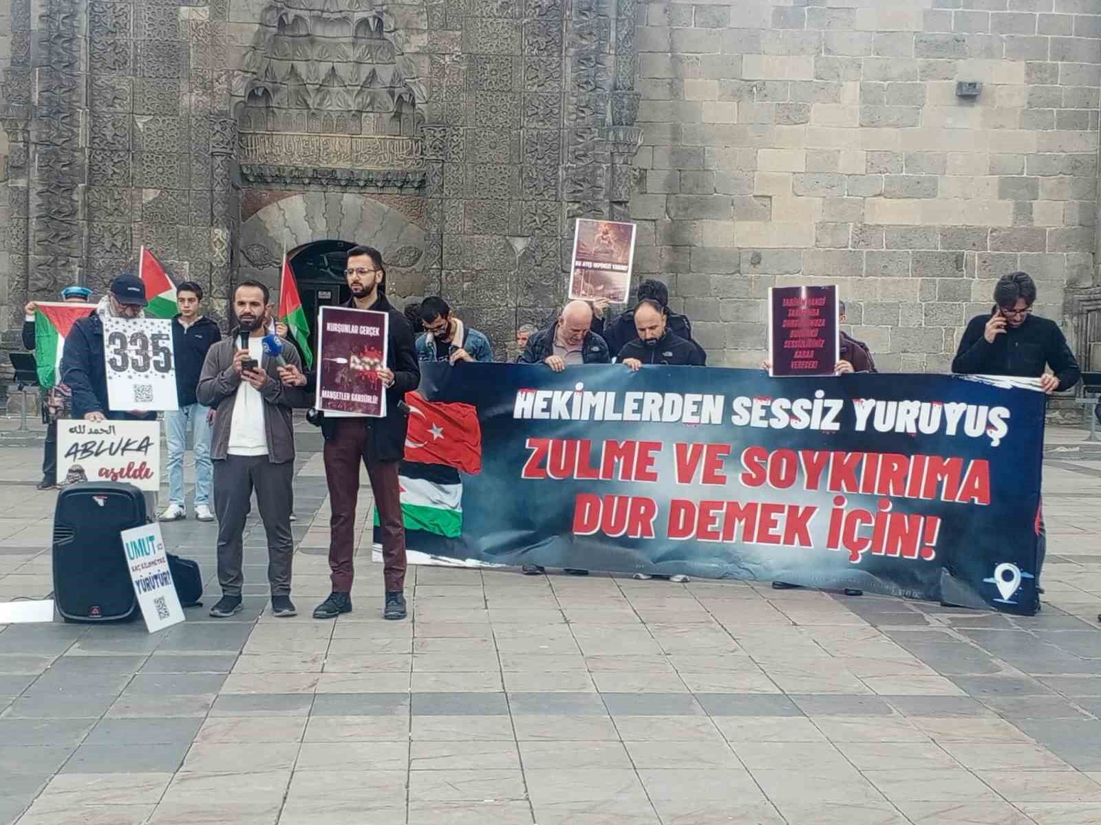 Erzurum'da sağlıkçılar 151. kez Gazze için yürüdü