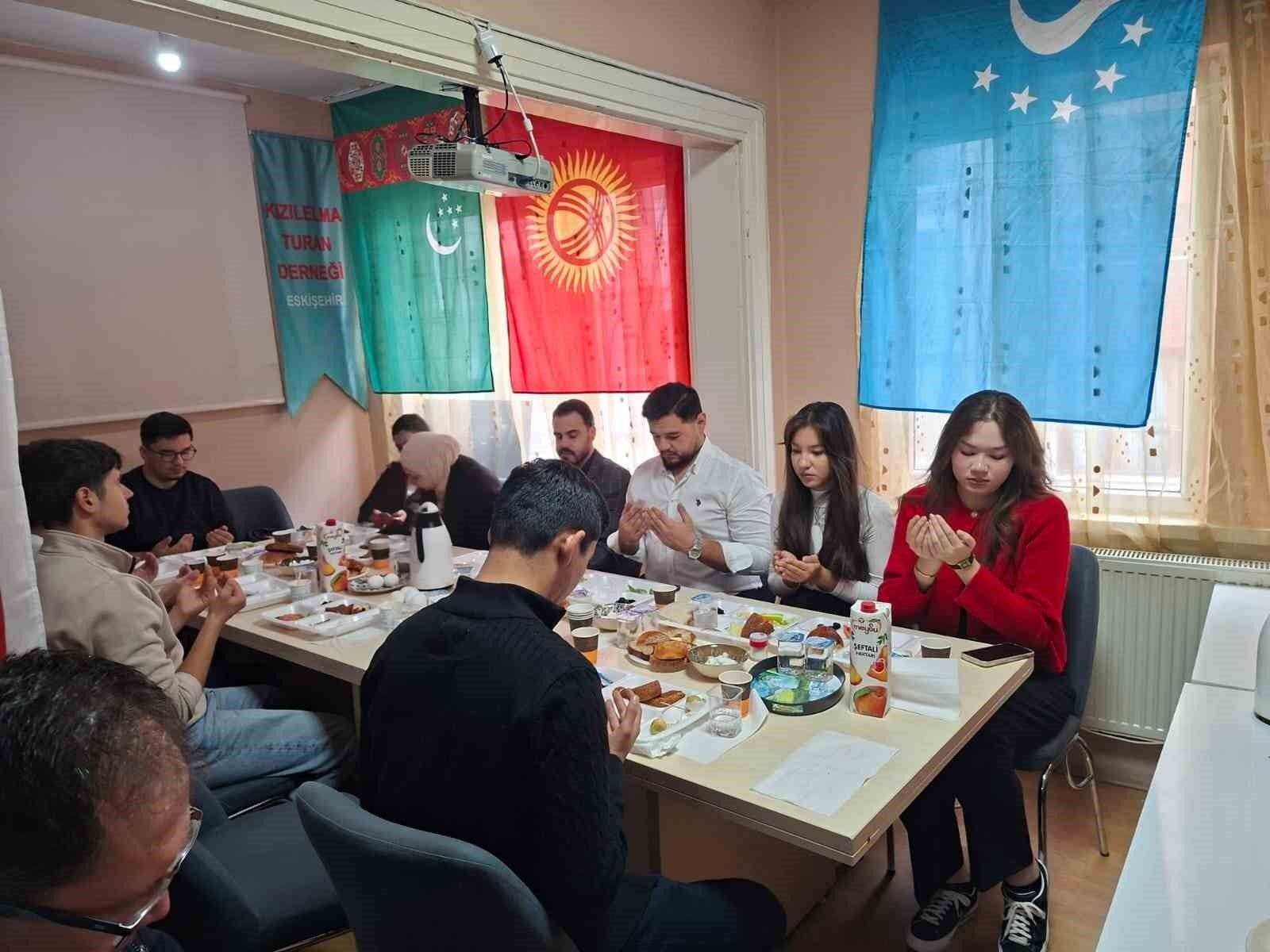 Eskişehir'de 'Türk Dünyası öğrencileri' kahvaltıda buluştular